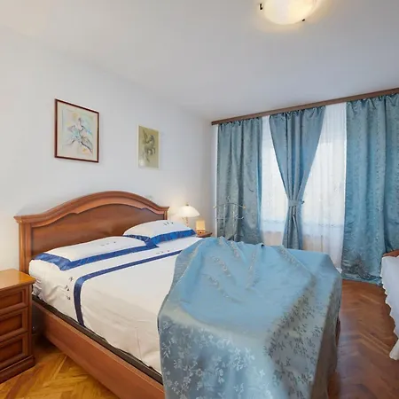 Bastianich Mit Grossem Garten Und Pool Ližnjan