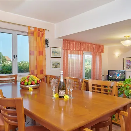 Bastianich Mit Grossem Garten Und Pool * Ližnjan