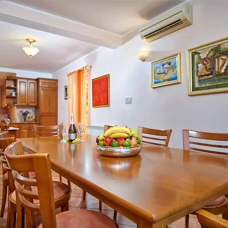 بيت للعطل Bastianich Mit Grossem Garten Und Pool