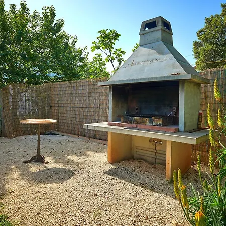 Bastianich Mit Grossem Garten Und Pool *